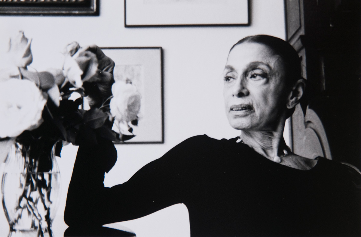 Jannet Posing In Her Home ©2007